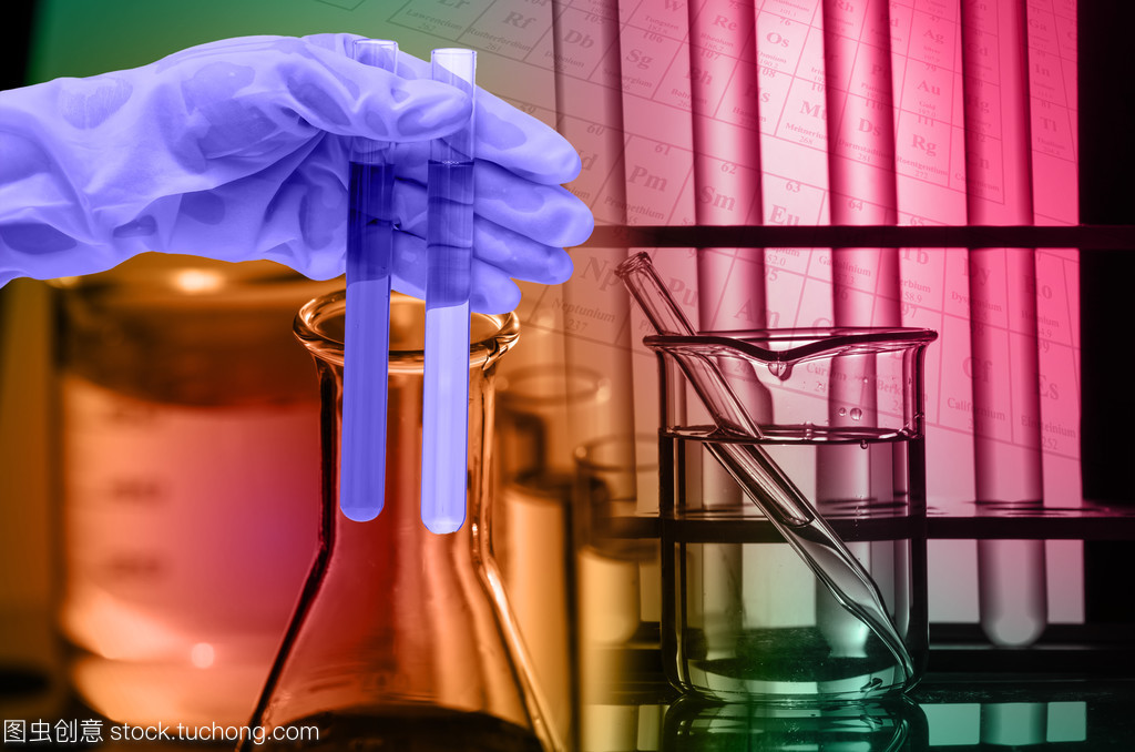 化学实验室,科学家落入测试瓶试剂